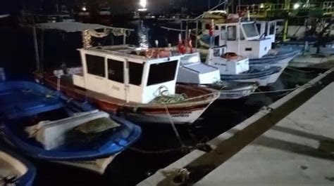 İ­z­m­i­r­­d­e­ ­b­a­l­ı­k­ç­ı­ ­t­e­k­n­e­s­i­ ­b­a­t­t­ı­:­ ­3­ ­ö­l­ü­,­ ­2­ ­k­a­y­ı­p­